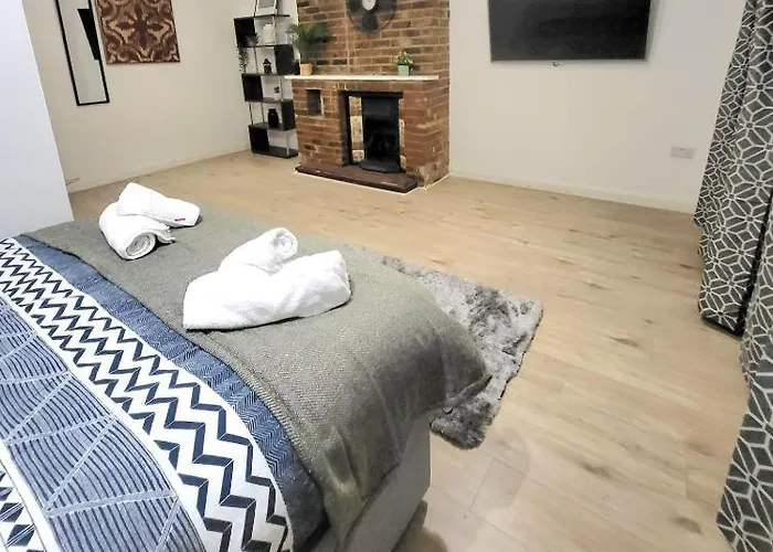 Three Bed Flat In Mile End