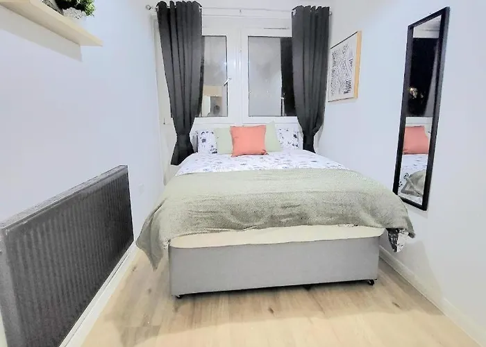 Three Bed Flat In Mile End
